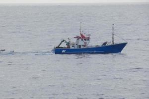 visvangst vaartuig terugkeren van visvangst in de middellandse Zee zee. foto