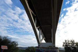 brug over- de llobregat rivier, bouwkunde werk voor de passage van auto's, vrachtwagens en bussen. foto