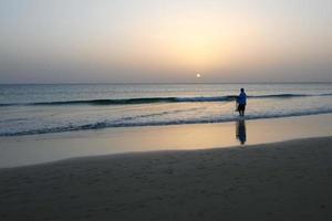 strand kust vissen, traditioneel visvangst net zo een hobby foto