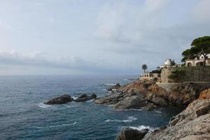 costa moedig en kust- pad langs de robuust kustlijn van noordelijk Catalonië, Spanje foto