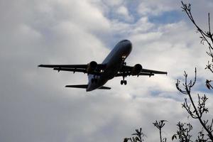 vliegtuig nemen uit van of landen Bij een luchthaven foto