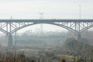 modern brug overspannende een rivier, een bouwkunde prestatie foto