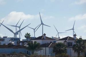 modern windmolens voor groen en schoon energie generatie foto