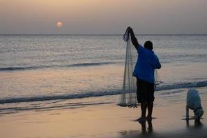 strand kust vissen, traditioneel visvangst net zo een hobby foto