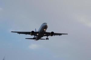 vliegtuig nemen uit van of landen Bij een luchthaven foto