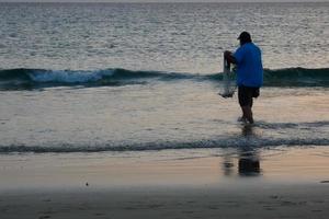 strand kust vissen, traditioneel visvangst net zo een hobby foto