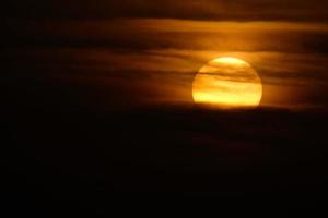 zon de zon, Bij zonsondergang Bij de einde van de dag, essentieel voor de leven van de planeet foto