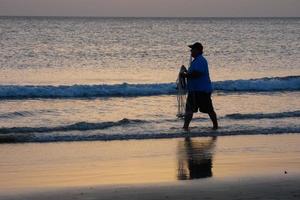 strand kust vissen, traditioneel visvangst net zo een hobby foto