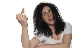 vrouw Holding condoom Aan haar midden- vinger. opslaan seks concept foto