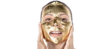 kunstmatig procedure, de vrouw gezicht met goud masker Aan wit achtergrond foto