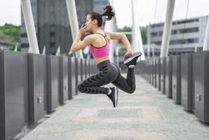 sport- vrouw jumping van vreugde tot oefening. foto