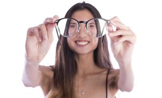 jong Aziatisch vrouw Holding haar oog bril. foto