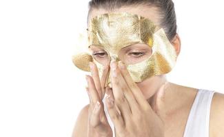 kunstmatig procedure, de vrouw gezicht met goud masker Aan wit achtergrond foto