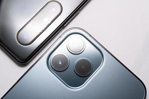 verschillend aantal van camera's Aan smartphone. een, twee en drie lenzen telefoon camera foto