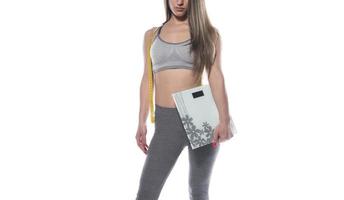 vrouw model- Holding schaal en meten plakband over- wit achtergrond foto