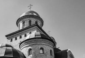 christelijk kerkkruis in hoge torenspits voor gebed foto