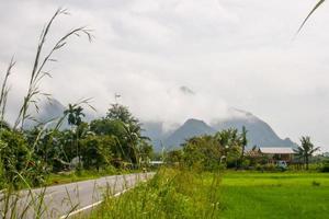 ochtend- de nevel Aan berg en wegen in landelijk Thailand foto