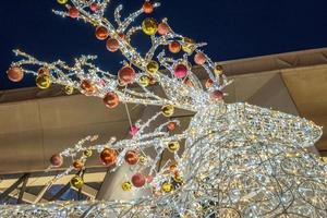 Kerstmis de kerstman hert buiten de Victoria poort boodschappen doen centrum in Leeds Aan een verkoudheid december middag. foto