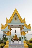 altaar in de phra Mahathat chedi phakdi prakat pagode foto