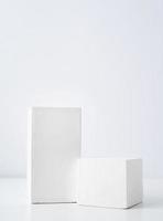 een minimalistisch tafereel van een gips podium Aan wit achtergrond, voor natuurlijk schoonheidsmiddelen foto