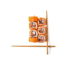 traditioneel vers Japans sushi broodjes geïsoleerd Aan wit achtergrond. top visie foto