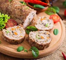 fijngehakt vlees brood rollen met champignons en wortels foto