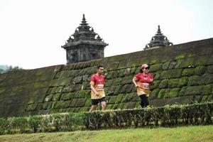 yogakarta, Indonesië - november 20, 2022 de sleman tempel rennen contingent geslaagd de toneel- route van de barong tempel, ze nam een deel in een spoor rennen wedstrijd. foto