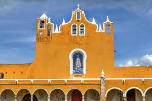 de geel klooster van san antonio van padua in izamal, yucatan schiereiland, Mexico. foto