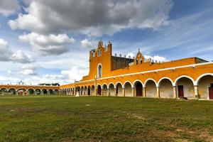 de geel klooster van san antonio van padua in izamal, yucatan schiereiland, Mexico. foto