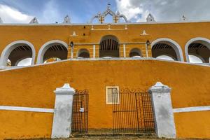 de geel klooster van san antonio van padua in izamal, yucatan schiereiland, Mexico. foto