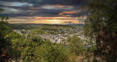 visie van de mosel rivier- met de wijn dorp van traben-trarbach foto