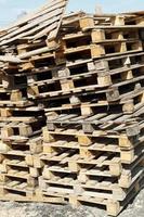 stack van leeg pallets in magazijn foto