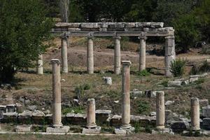 oude kolommen in afrodisis oude stad in aydin, turkiye foto