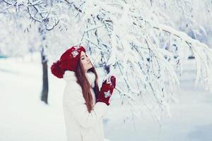 vrouw poseren in winter tijd foto