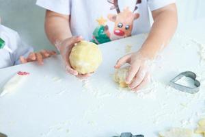 familie Koken eigengemaakt taarten. moeders en kinderen handen Holding koekje snijders. familie Koken vlak leggen. zoet huis. geluk concept. foto