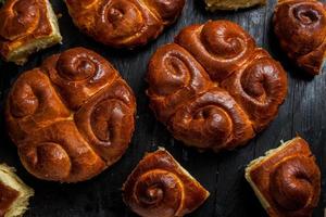 vers brood van de oven. traditioneel kaas taart van Roemenië gebeld saralie. eigengemaakt brood gemaakt van wit tarwe meel. foto