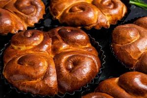 vers brood van de oven. traditioneel kaas taart van Roemenië gebeld saralie. eigengemaakt brood gemaakt van wit tarwe meel. foto