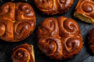 vers brood van de oven. traditioneel kaas taart van Roemenië gebeld saralie. eigengemaakt brood gemaakt van wit tarwe meel. foto