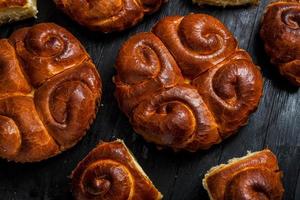 vers brood van de oven. traditioneel kaas taart van Roemenië gebeld saralie. eigengemaakt brood gemaakt van wit tarwe meel. foto