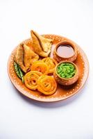 veg samosa met jalebi, tussendoortje combinatie ook gebeld imarti en sambusa, samusa foto