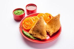 veg samosa met jalebi, tussendoortje combinatie ook gebeld imarti en sambusa, samusa foto