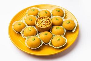 Besan peda, peda, pera. populair Indisch mithai bereid gebruik makend van gram meel, ghee, suiker, melk foto