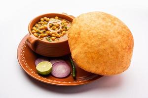 chole bhatuur is een noorden Indisch voedsel gerecht. een combinatie van chana masala en bhatura of puri foto