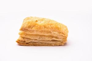 khari bladerdeeg biscuit of kharee bladerdeeg gebakje is een groenblijvend begeleiding met chai, Indisch tussendoortje foto