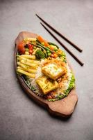 paneer sisser is een Indisch versie met huisje kaas, salade geserveerd sissend Aan heet steen gerecht. foto