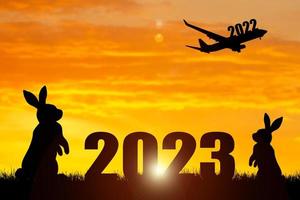 de concept van in beweging door 2022 naar 2023. gelukkig nieuw jaar 2023. foto