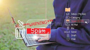 concept van e-mail en computer virussen. recensie de concepten van internet veiligheid, spam en e-marketing Aan scherm. spam e-mail pop-up waarschuwingen. foto