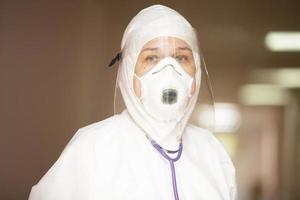 een dokter in een beschermend pak gedurende een epidemie. pandemie, coronavirus. foto