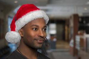 Kerstmis ondersteuning centrum klant onderhoud hulplijn rood de kerstman claus hoed kantoor receptioniste koptelefoon foto