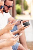 groep van vrienden gebruik makend van slim telefoons foto